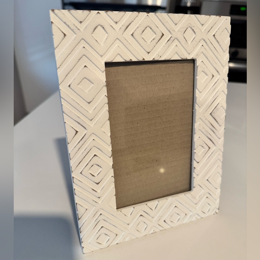 White distressed wooden picture frame